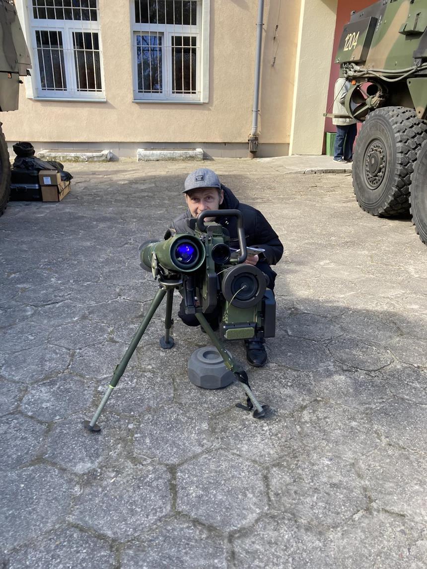 1 Uczestnik kucajcy za wyrzutni rakietD