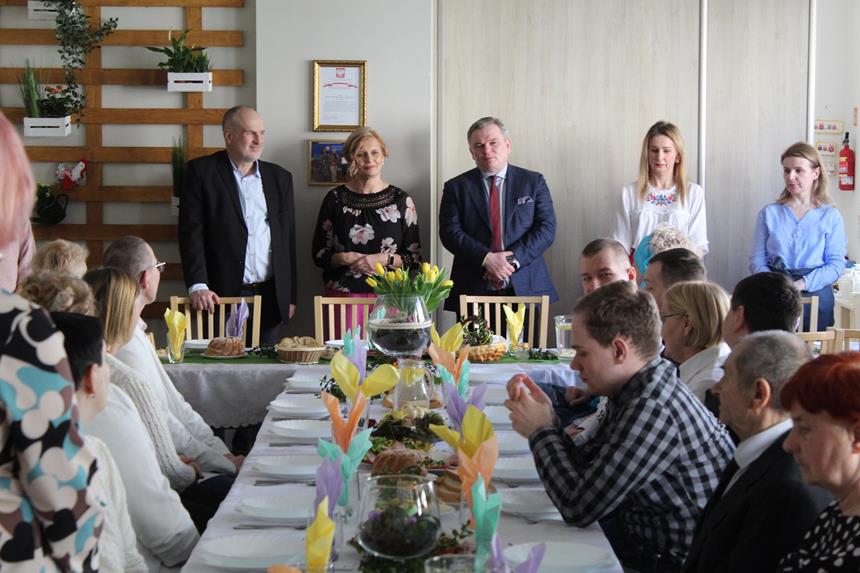 1.Zaproszeni goście podczas przemowy Pana Mieczysława Sawaryna Burmistrza Miasta i Gminy Gryfino na tle stołu wielkan D