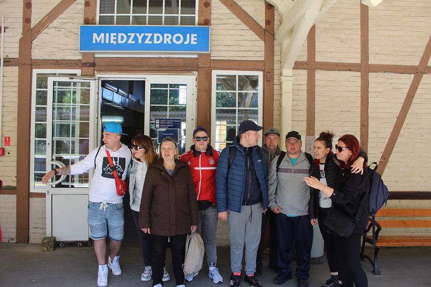 1Grupa uczestnikw oraz kadra stojca przed dworcem PKP w Midzyzdrojach D