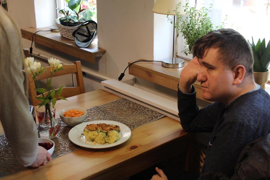 1Uczestnik opierajcy si o st w restauracji D