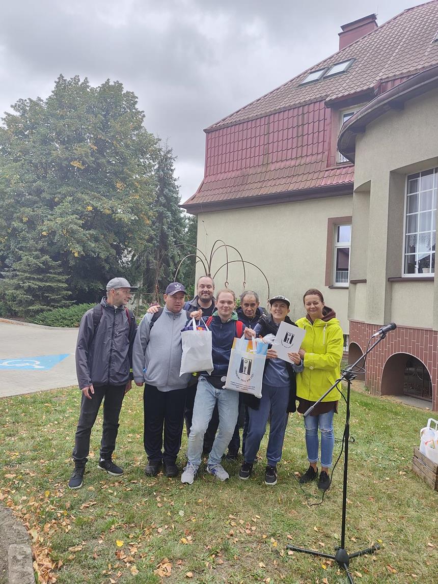 1.Uczestnicy oraz kierownik Środowiskowego Domu Samopomocy w Stargadzie pozują do zdjęca D