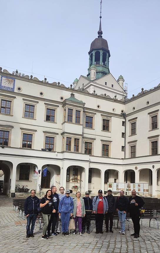 1.Uczestnicy, Pani psycholog oraz przewodnik stoją na tle Zamku Książąt Pomorskich w Szczecinie D