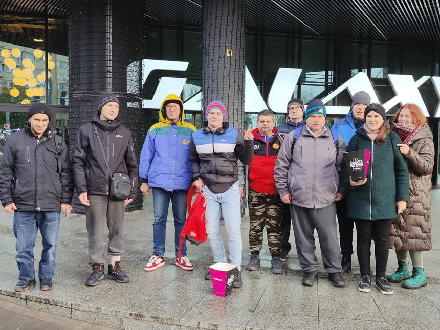 1.Uczestnicy oraz Pani Psycholog stojący przed wejściem do Centrum Handlowego Galaxy D