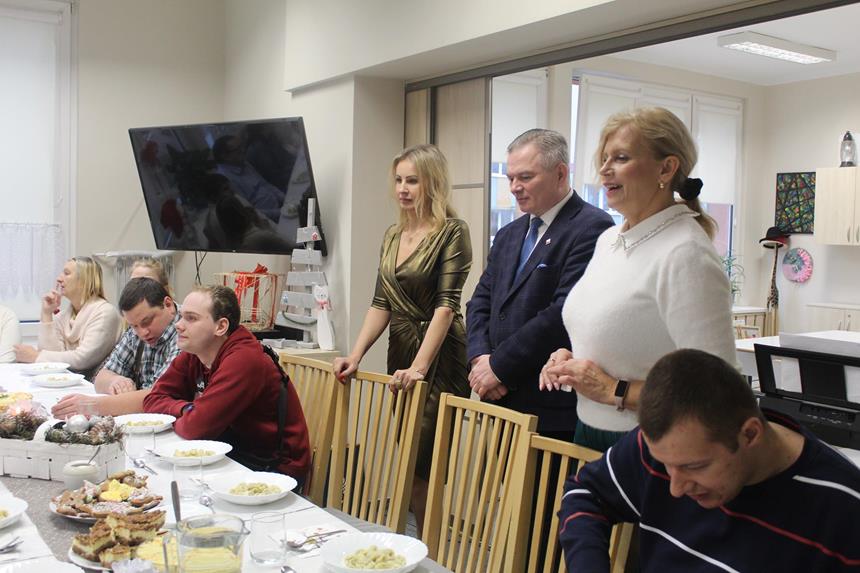 1.Kierownik ŚDS w Gryfinie, Z ca Burmistrza Miasta i Gminy Gryfino, oraz Pani Pedagog wygłaszający świąteczne przemówienie. D