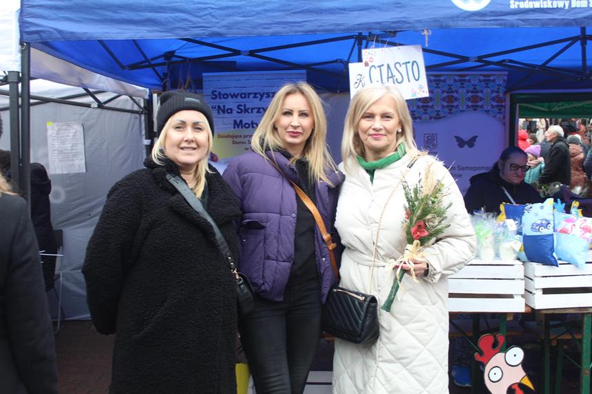 1.Terapeutka, pedagog oraz kierownik ŚDS w Gryfinie na tle stoiska placówki D