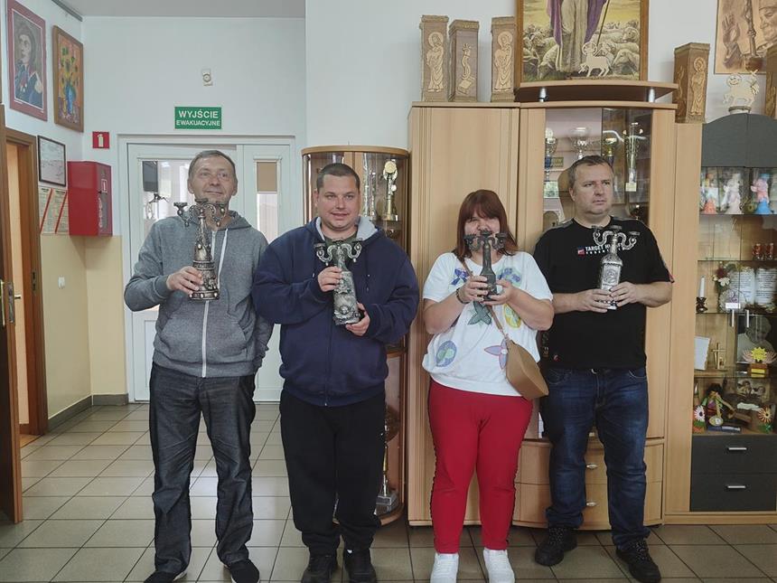 Uczestnicy warsztatów artystycznych prezentujący swoje prace 