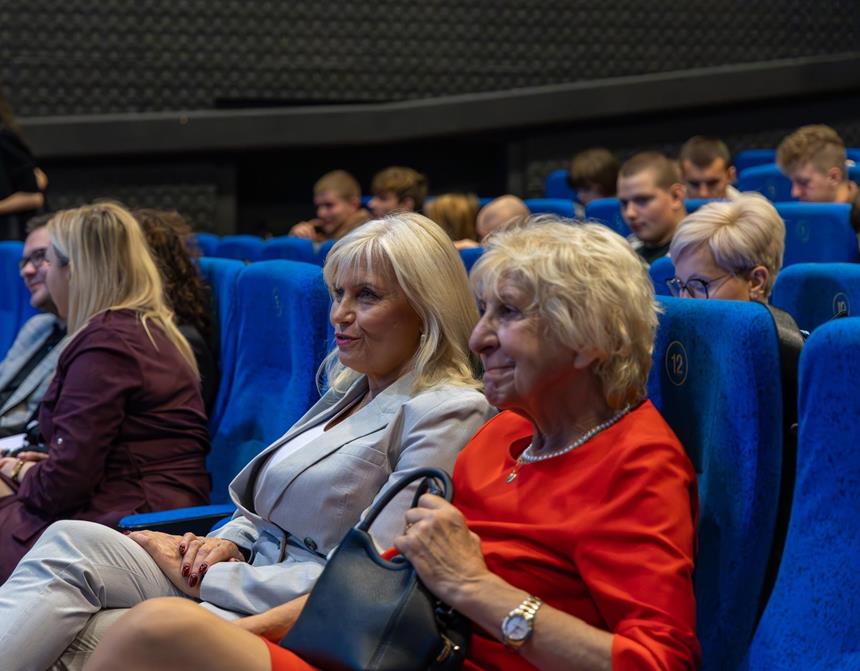 1.Prezes stowarzyszenia „Na Skrzydłach Motyla” oraz Kierownik ŚDS w Gryfinie siedząc słuchają wykła D