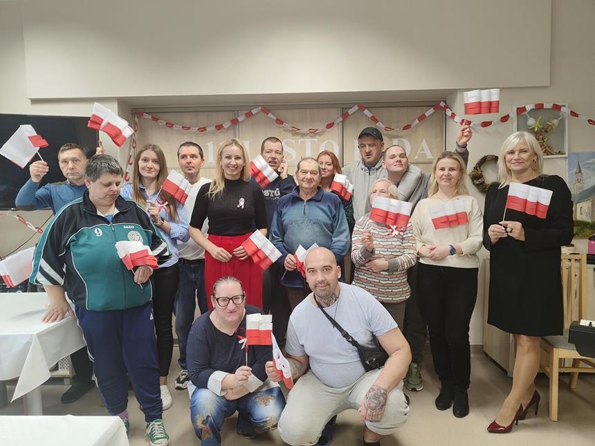1.Uczestnicy oraz kadra ŚDS w Gryfinie na zdjęciu grupowym machają biało czerwonymi flagami D