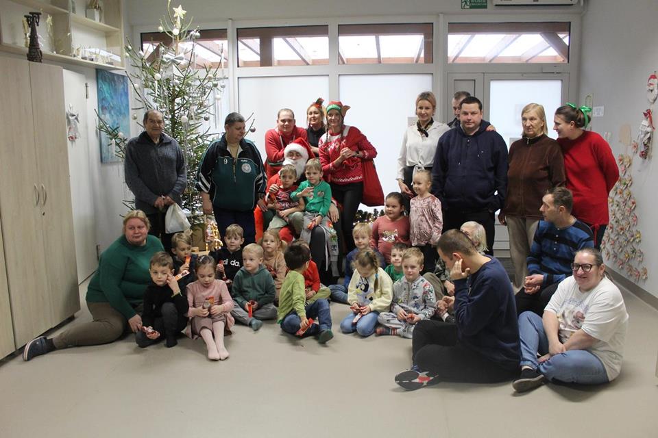 1.Zdjęcie grupowe Kadry i uczestników ŚDS oraz Kadry i dzieci z przedszkola nr.3 w Gryfinie D. 