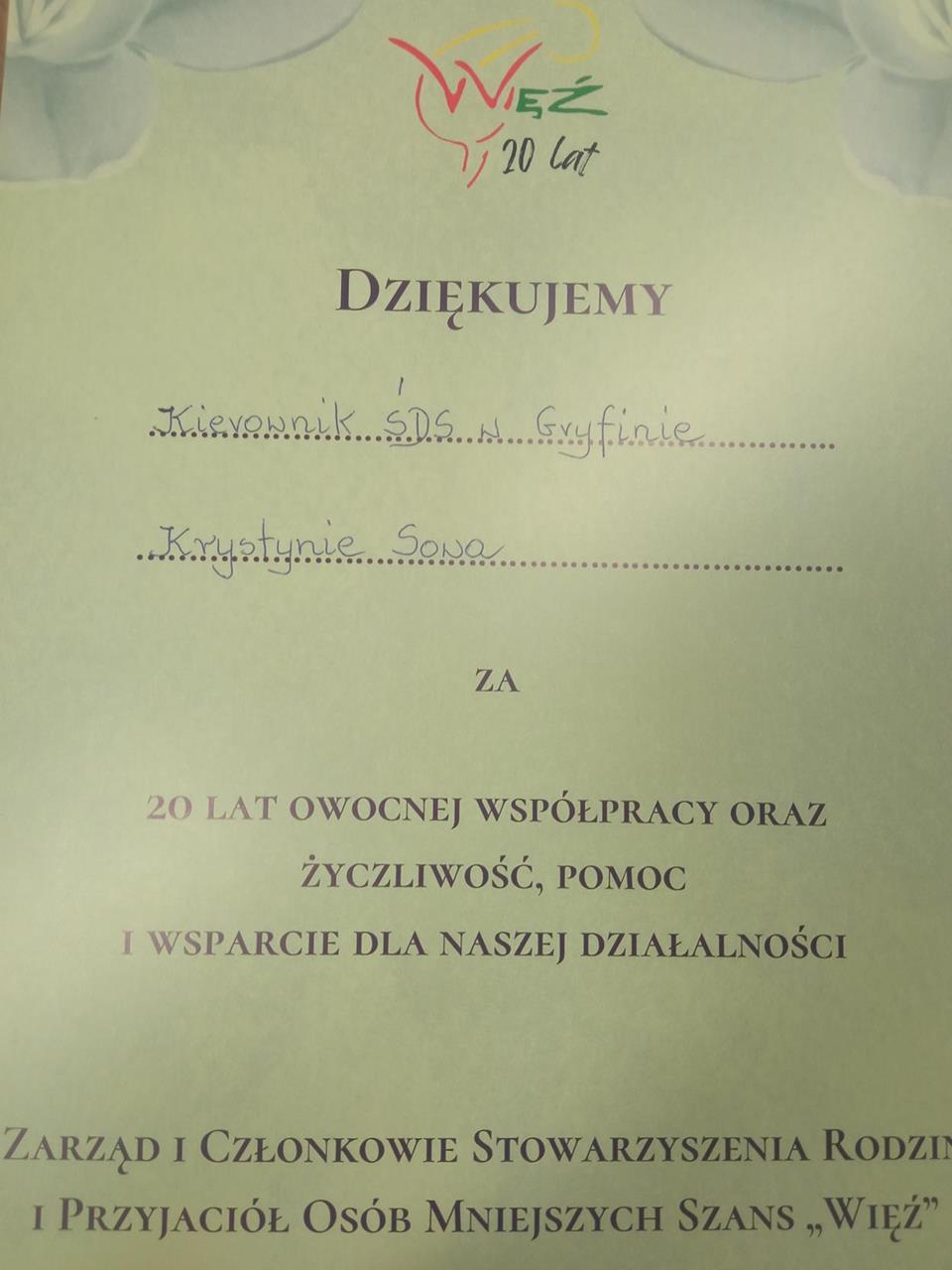 1.Zdjęcie podziękowań dla Stowarzyszenia „Więź” z okazji 20 lecia D