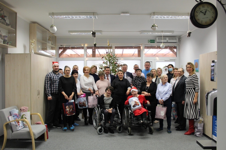 1 – Zdjęcie grupowe na tle choinki