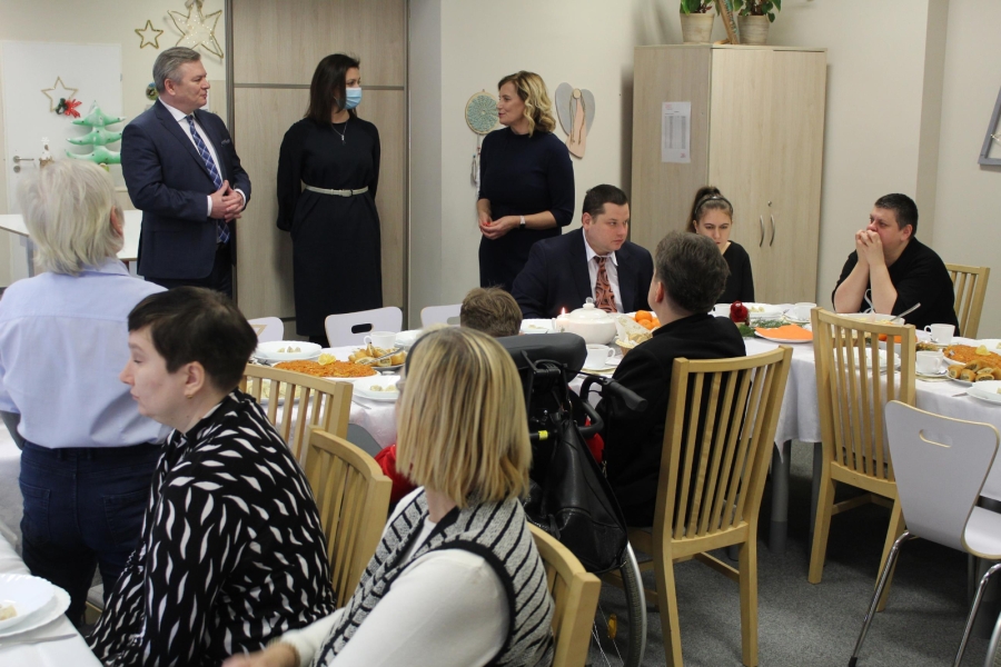 2 – Kierownik ŚDS w Gryfinie przemawiająca do zaproszonych gości