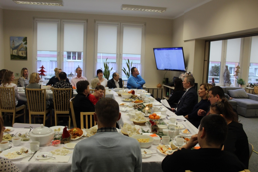 3 – Wspólne kolędowanie przy stole wigilijnym