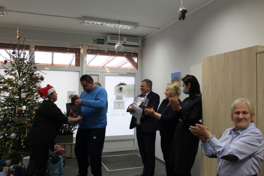 4 – Opiekun medyczny ŚDS w Gryfinie wręcza prezent Uczestnikowi