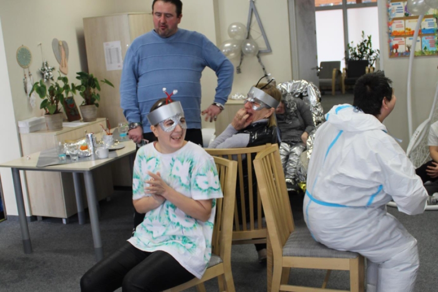 5 – Uczestnicy podczas zabawy w znikające krzesło. 