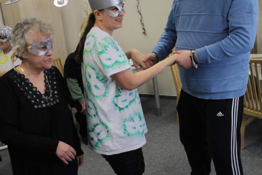 6 – Uczestnicy trzymający się za ręce podczas tańca.