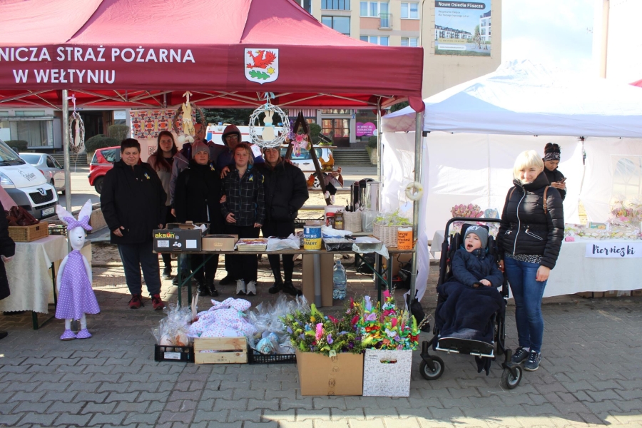 1 – Kadra ŚDS w Gryfinie wraz z Uczestnikami pozują do zdjęcia na tle stoiska.