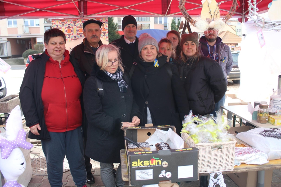 3 -  Kadra ŚDS w Gryfinie wraz z Uczestnikami i Burmistrzem pozują do zdjęcia grupowego.