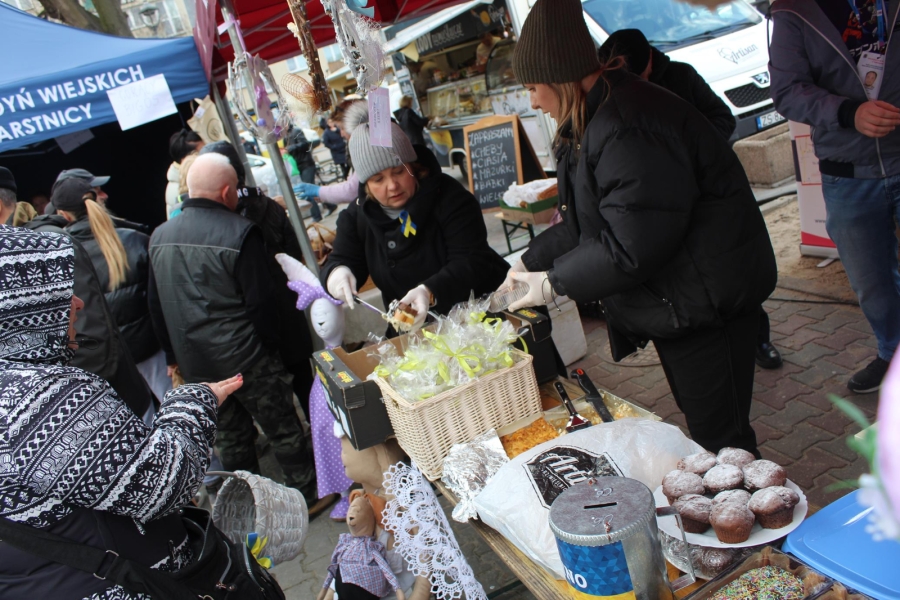 4 -  Kadra ŚDS w Gryfinie obsługująca gości przy stoisku. 