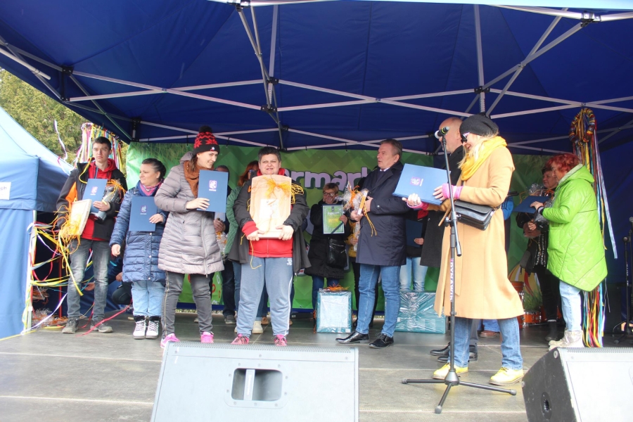 6 – Uczestniczki odbierające nagrodę za udział w konkursie na najładniejszą palmę wielkanocną.