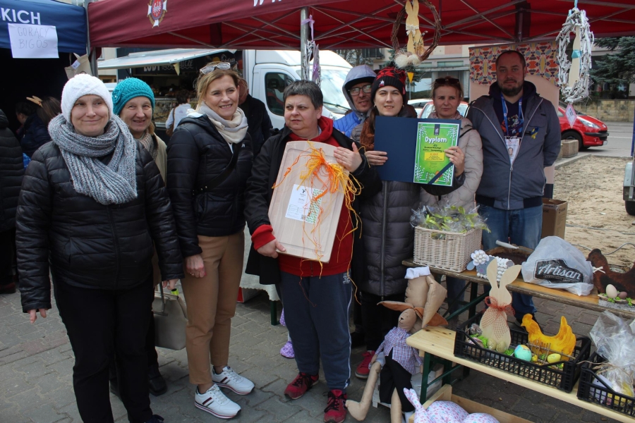 7 – Uczestniczki trzymające nagrodę oraz dyplom pozują do zdjęcia grupowego. 