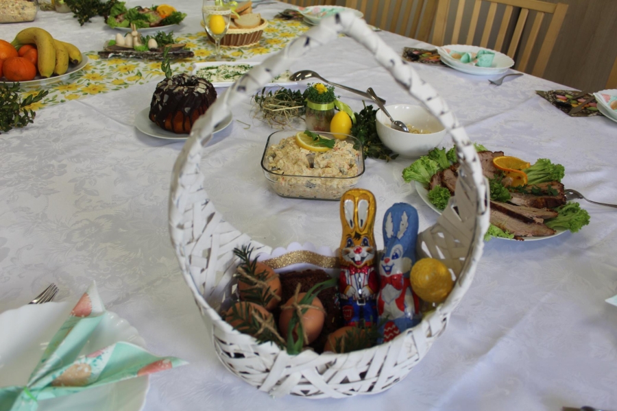 5 – Koszyczek wielkanocny znajdujący się na stole wśród potraw.