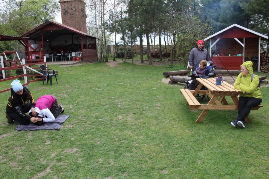 8 – Pracownik farmy wraz z Uczestniczką podczas szkolenia na temat bezpieczeństwa.