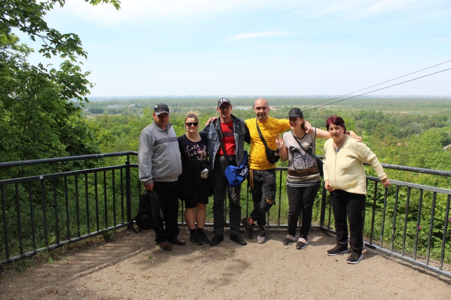 Grupa Uczestników pozuje do zdjęcia na tle panoramy miasta Szczecin.