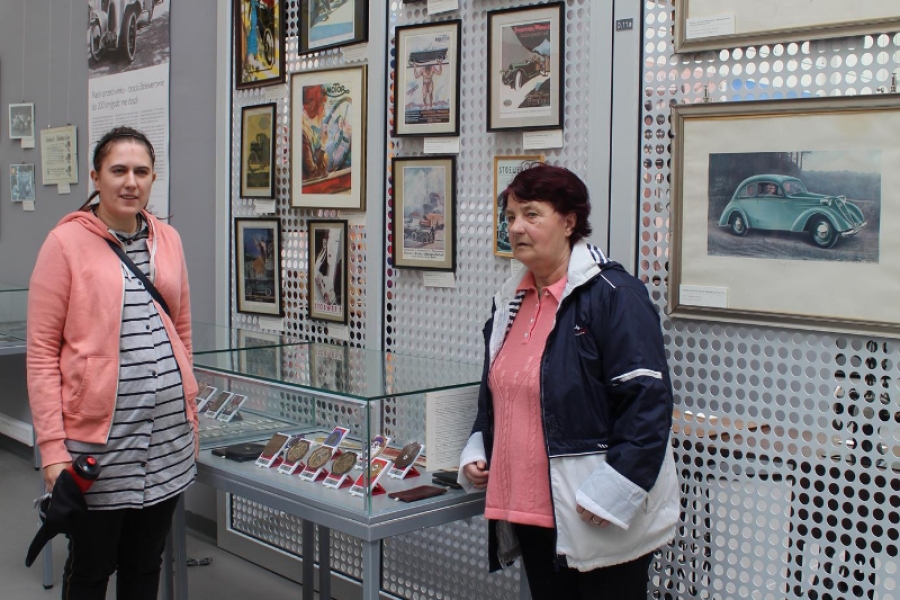 Uczestniczki oglądające ekspozycję z zabytkowymi medalami.