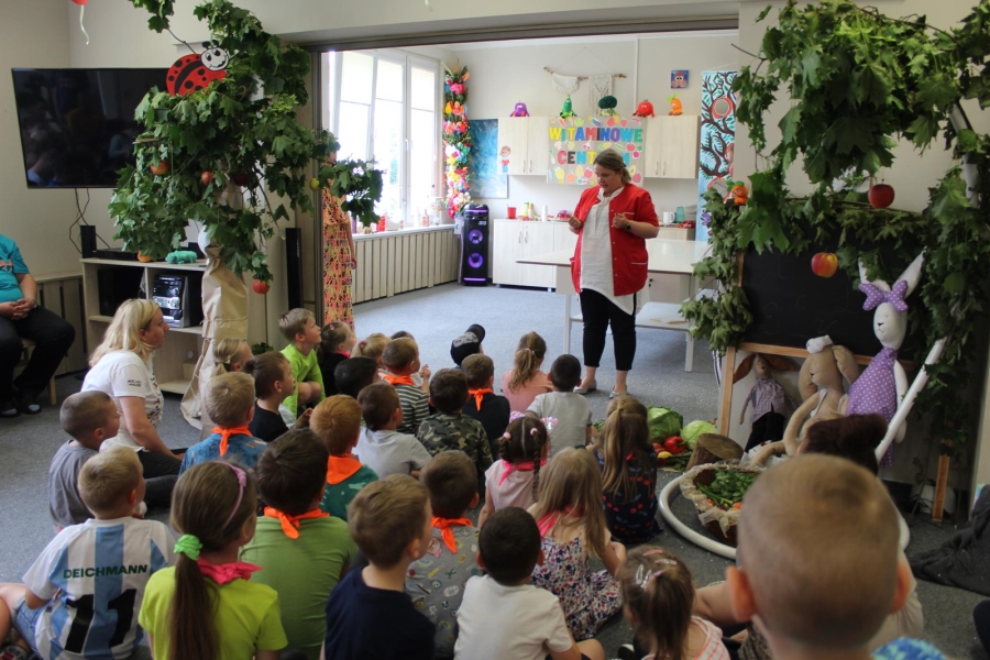 Opiekun medyczny prowadzi zajęcia na temat mycia rąk.