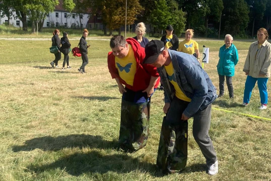 Uczestnicy podczas w wyścigu w workach na nogach.