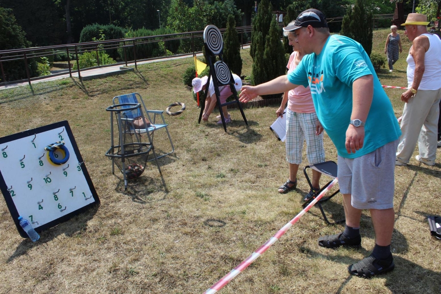 Uczestnik rzuca krążkiem do celu.