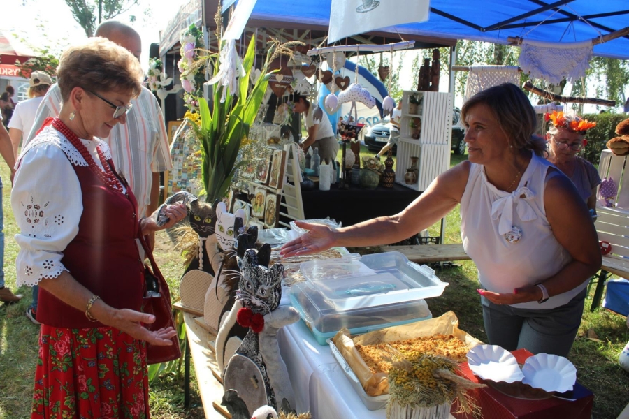 3. Pani Kierownik ŚDS w Gryfinie prezentująca rękodzieło.
