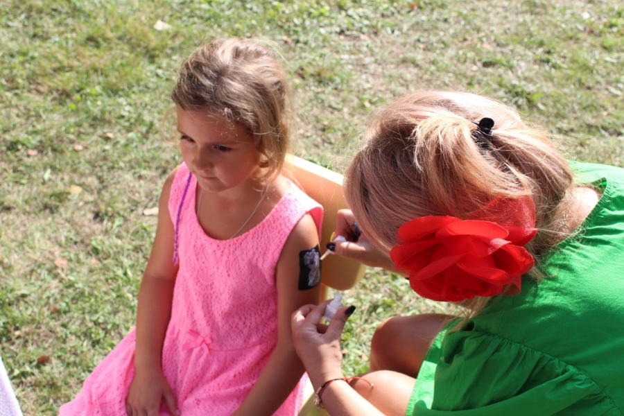 5. Terapeutka wykonująca dziewczynce tatuaż. 