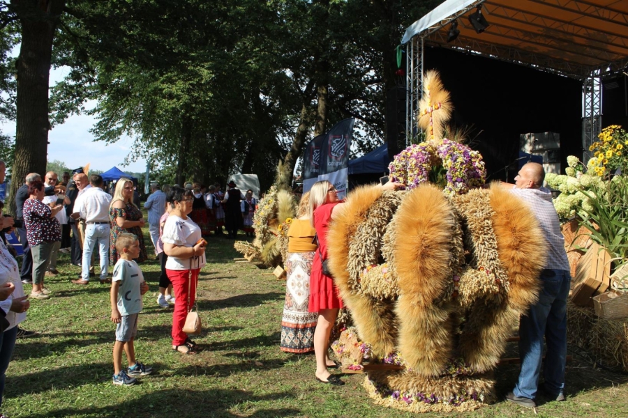 7. Zaproszeni goście prezentujący wieńce dożynkowe.