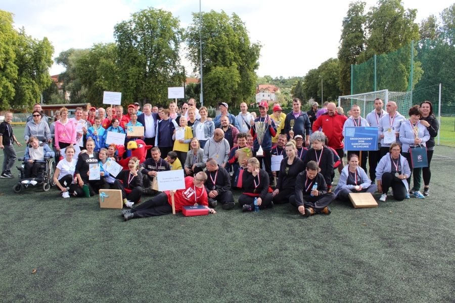 1. Uczestnicy wraz z terapeutami oraz gośćmi pozują do zdjęcia grupowego. 