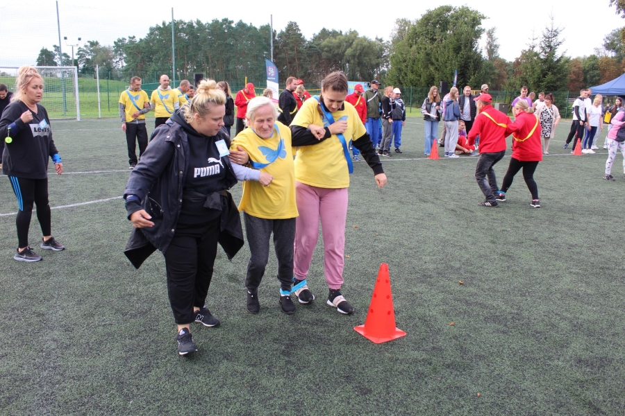 5. Terapeutka asystuje Uczestnikom podczas konkurencji w biegu ze szarfą.