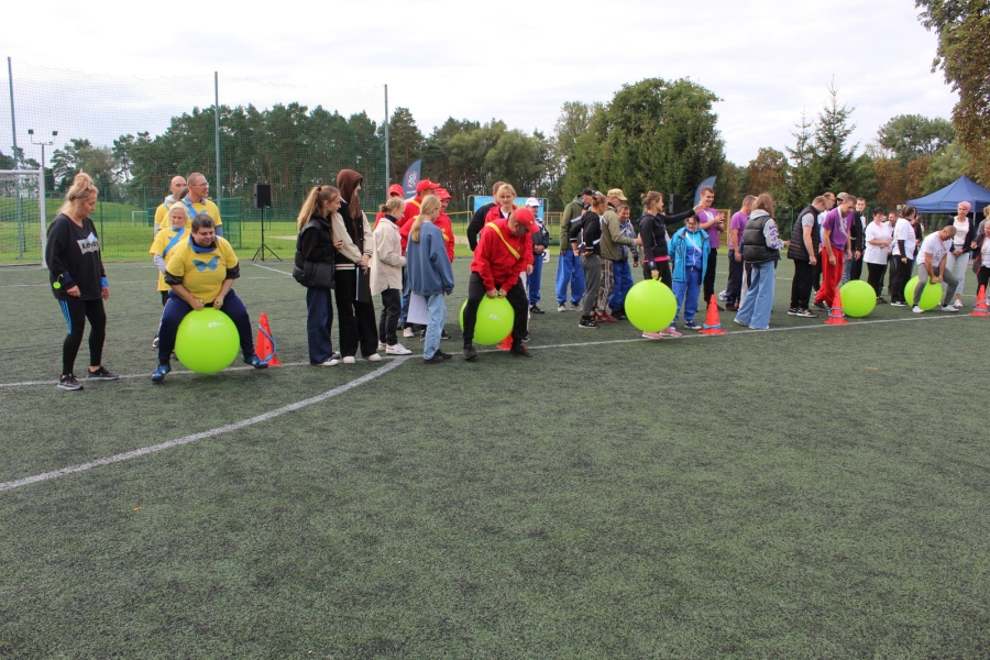 6. Uczestnicy podczas konkurencji skoku na piłce.