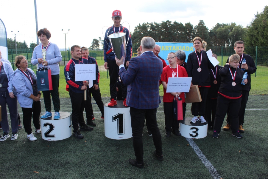 10. Burmistrz Gryfina wręcza puchar za zajęcie pierwszego miejsca w Spartakiadzie.