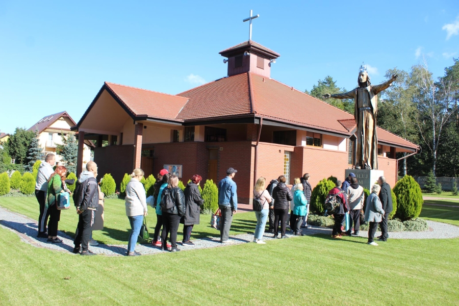 2. Ksiądz oprowadza Uczestników po terenie Parafii. 