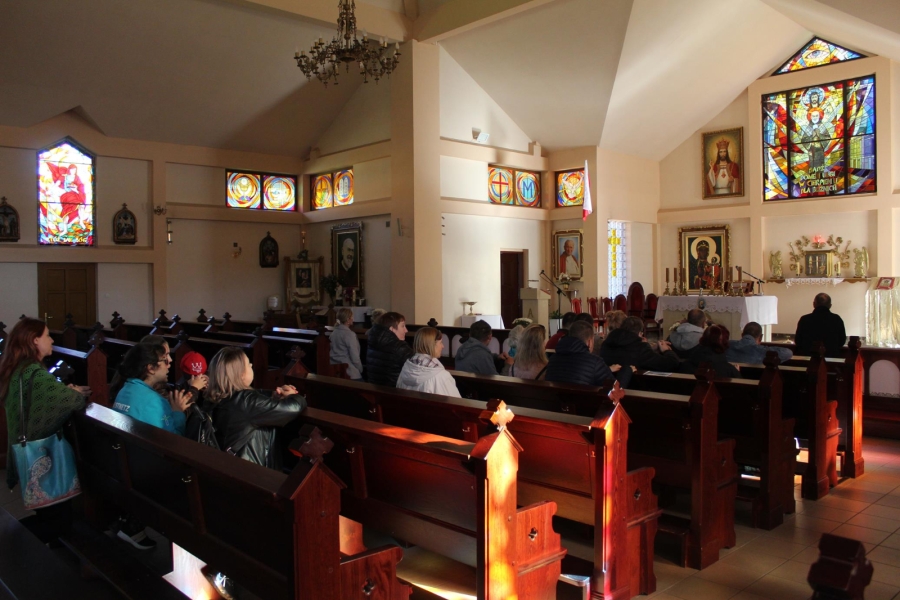 3. Uczestnicy wraz z terapeutami podczas wspólnej mszy świętej.