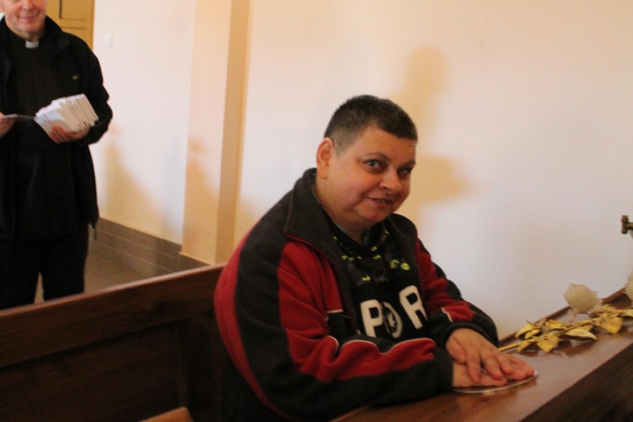 5. Uczestniczka trzyma dłoń na relikwii św. Ojca Pio.