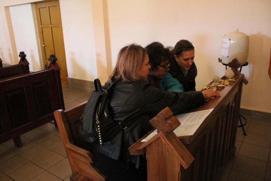 6. Terapeuta wraz z Uczestniczkami trzyma dłoń na relikwii św. Ojca Pio.