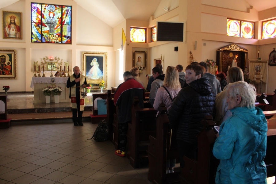 7. Ksiądz święci wręczone Uczestnikom obrazki.