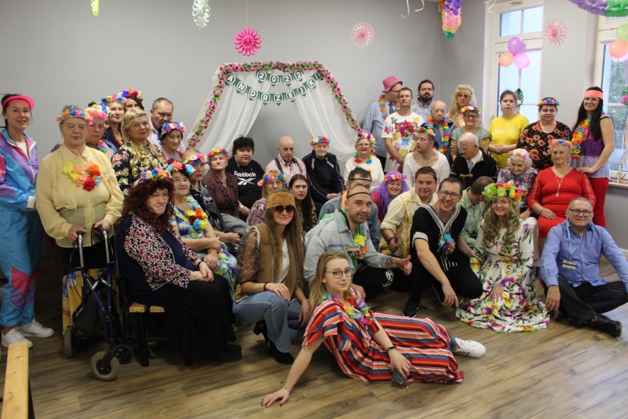 1. Uczestnicy oraz kadra ŚDS w Dębnie i ŚDS w Gryfinie pozujący do zdjęcia grupowego