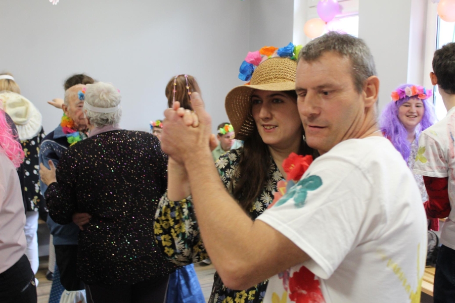 2. Uczestniczka tańcząca z uczestnikiem trzymając się za ręce