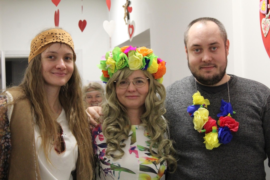 4. Terapeuta, fizjoterapeuta oraz kierownik ŚDS w Dębnie w kolorowych strojach