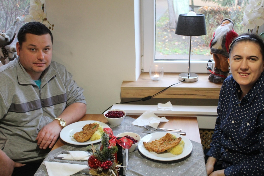 1.Uczestnik oraz uczestniczka uśmiechający się w restauracji