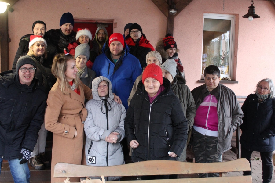 2.Grupa uczestników oraz kadra pozujący do zdjęcia grupowego przed restauracją