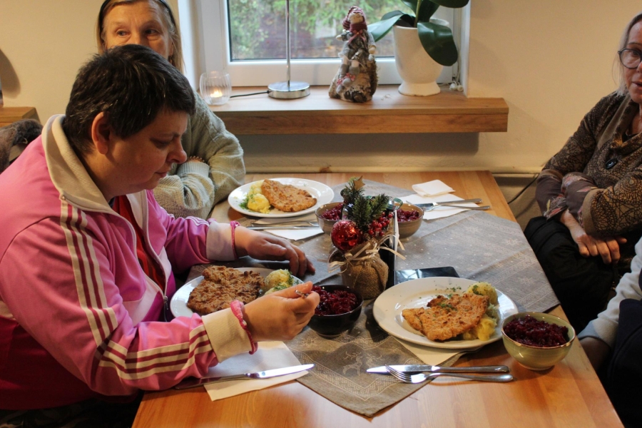 3.Uczestnicy spożywający zamówione dania w restauracji